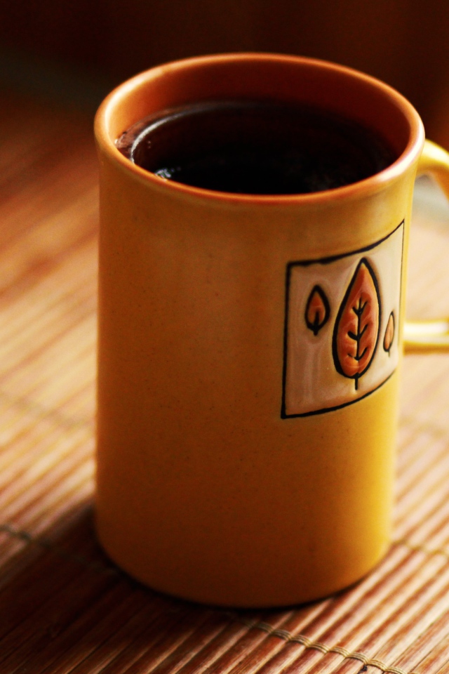 Кофе в высокой желтой чашке