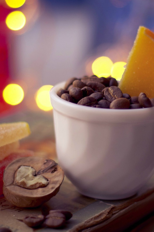 Кофе с мармеладом и орехами