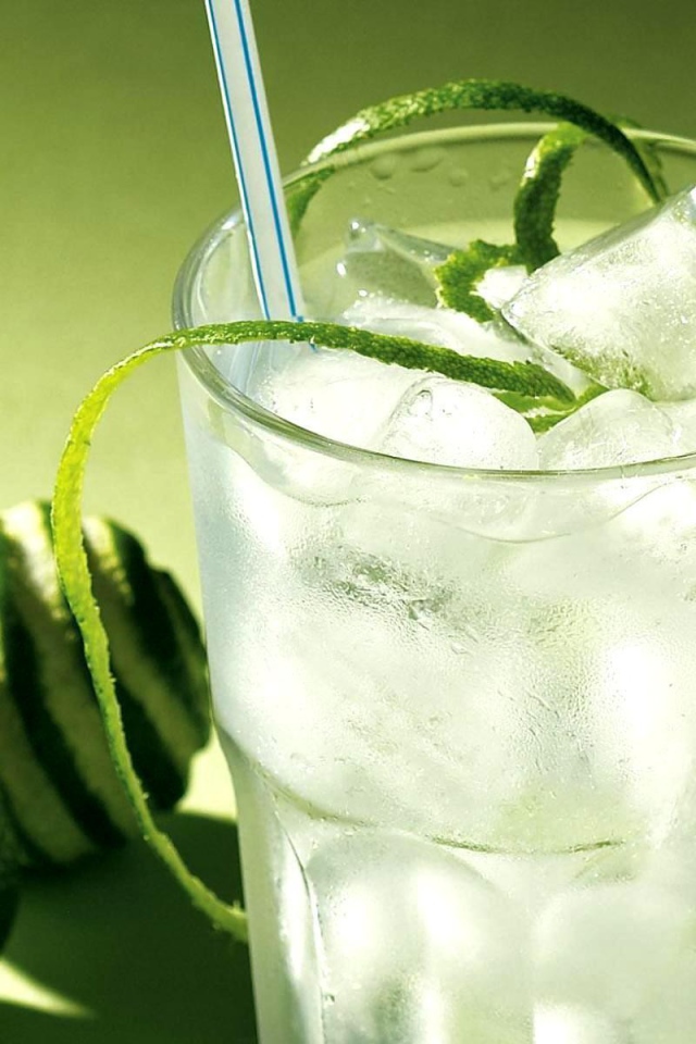 Напиток из сока лайма со льдом