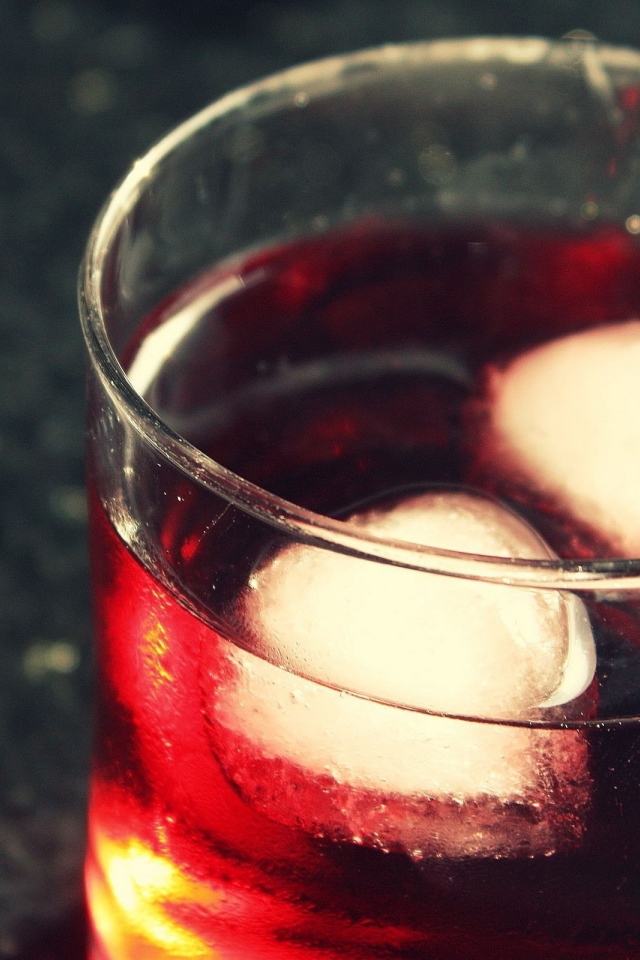 Кубики льда в стакане с соком