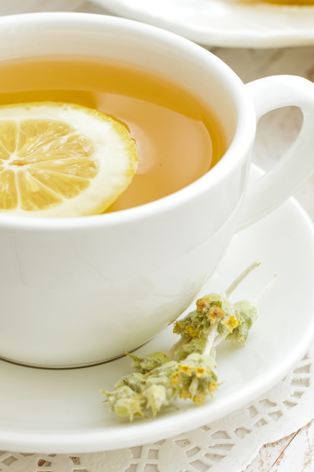 Лимон в травяном чае