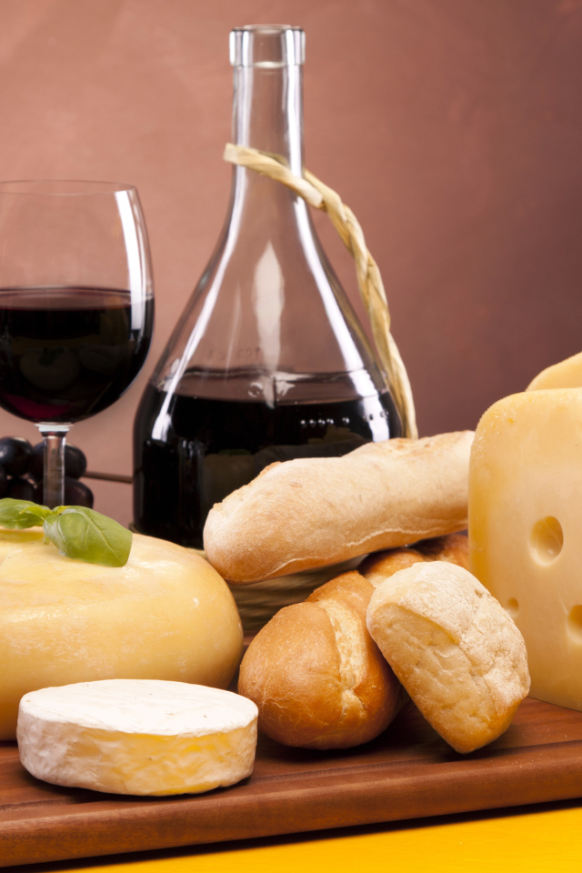 Красное вино и сыр