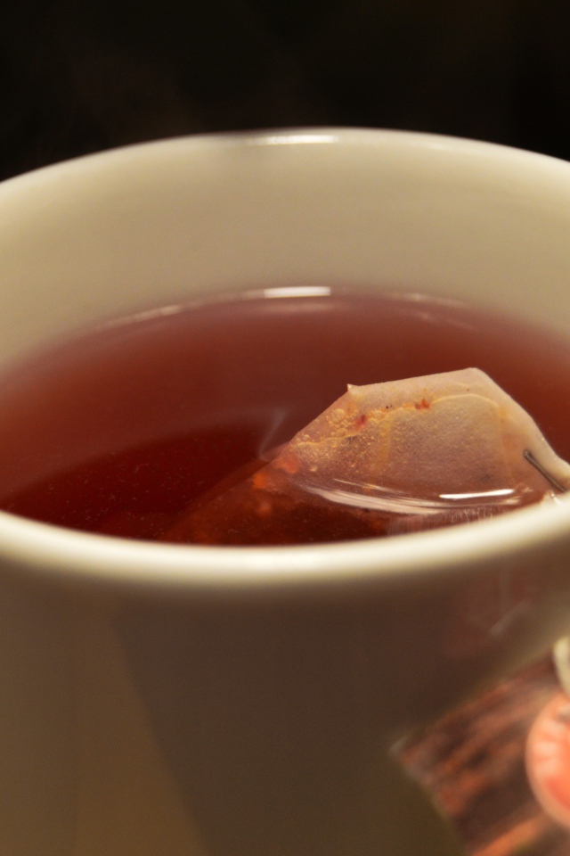 Чай из пакетов заваривается в чашке