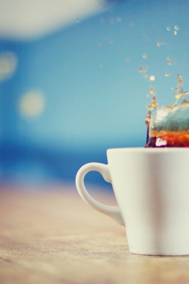 Чай расплескался из белой чашки