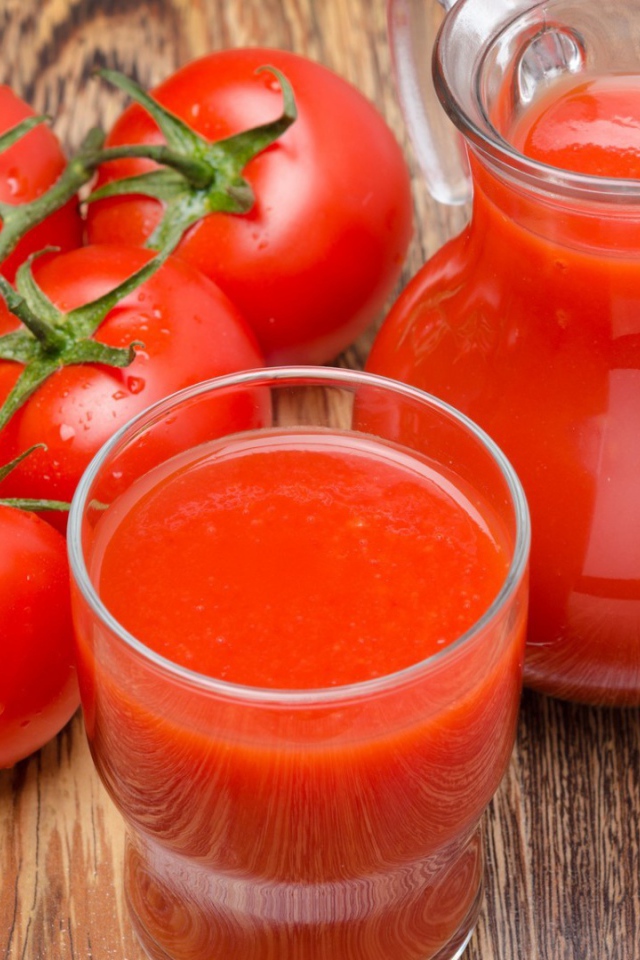 Густой томатный сок на столе