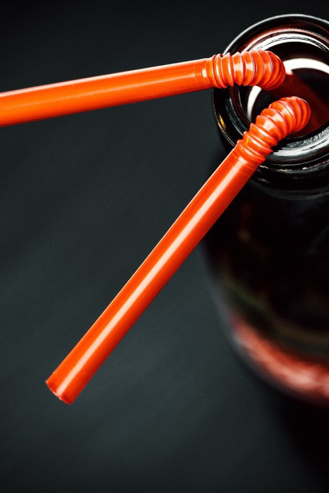 Трубочки в бутылке Кока-Колы