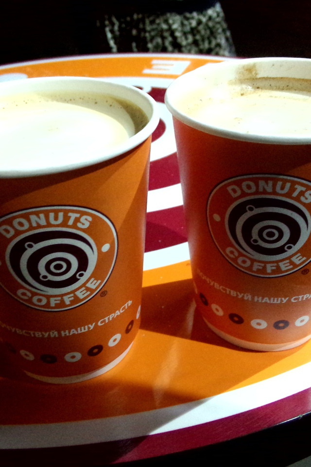 Два стакана кофе на подносе в кафе