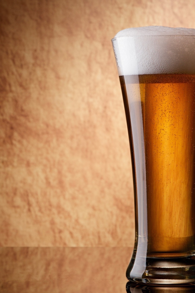 Два бокала пива, коричневый фон