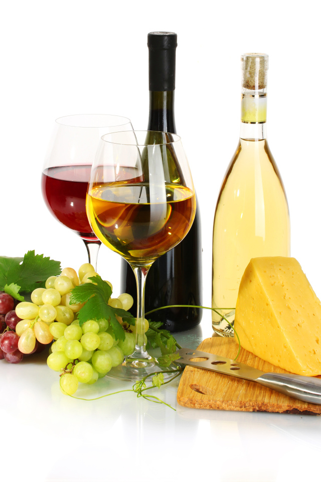 Два бокала вина виноград и сыр