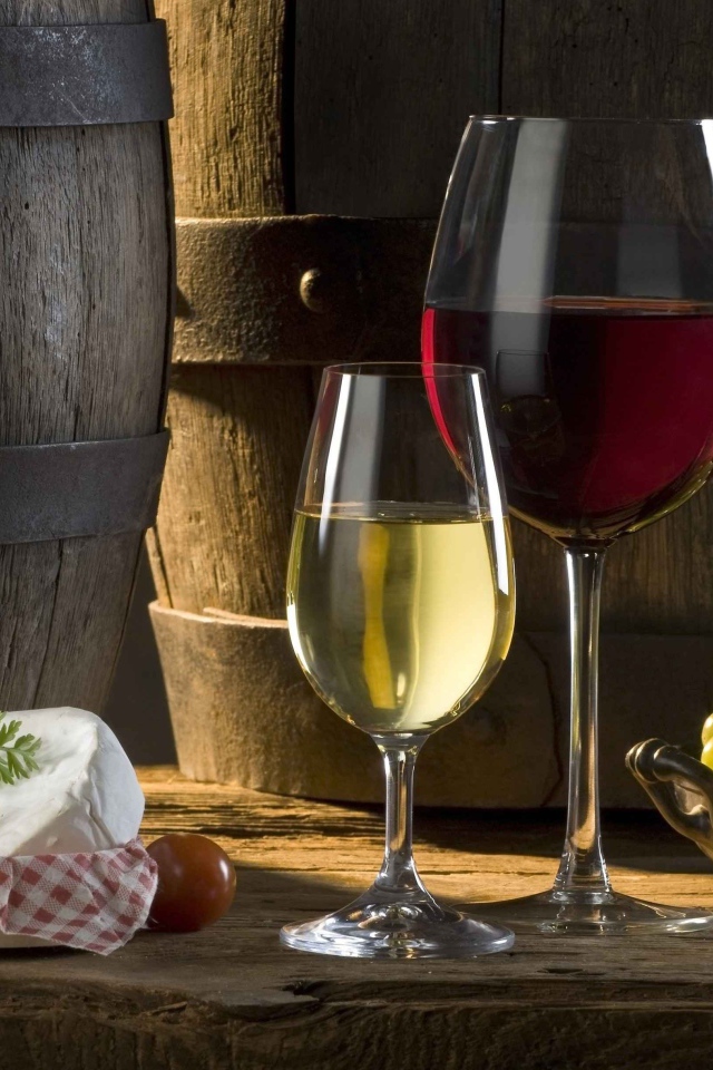 Два бокала с красным и белым вином