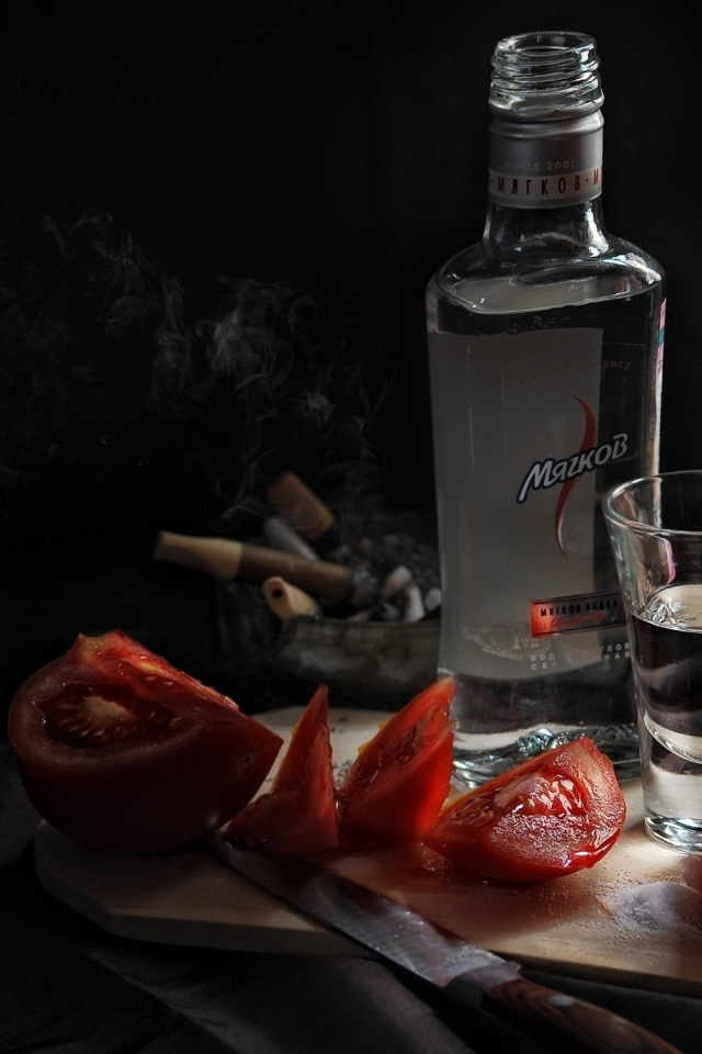 Водка и помидоры на закуску