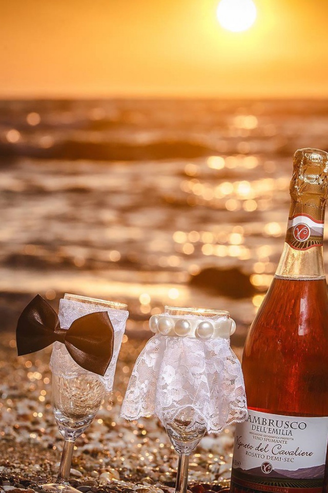 Бутылка вина и бокалы для пары на пляже