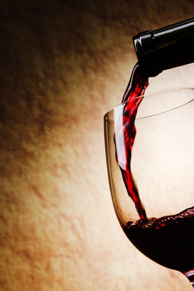Вино льется в бокал
