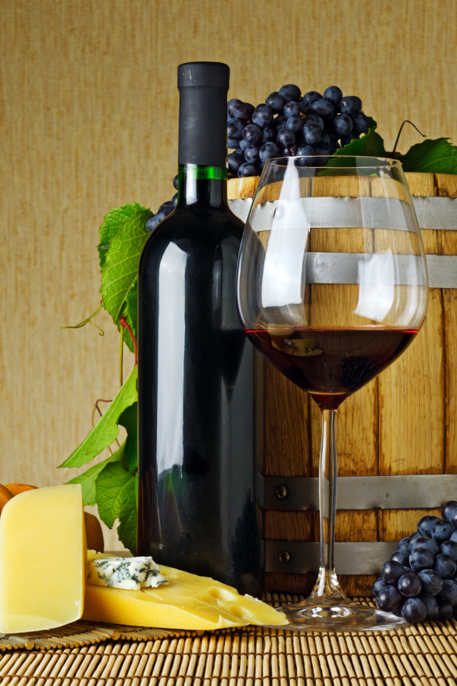 Бочонок вина и бокал