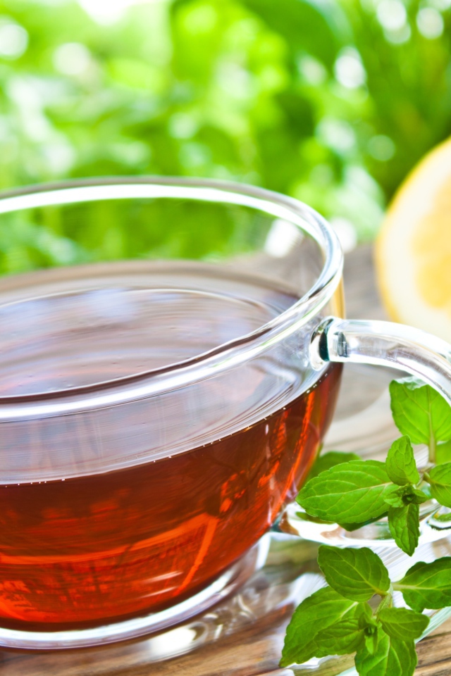 Чай с мятой в стеклянной чашке