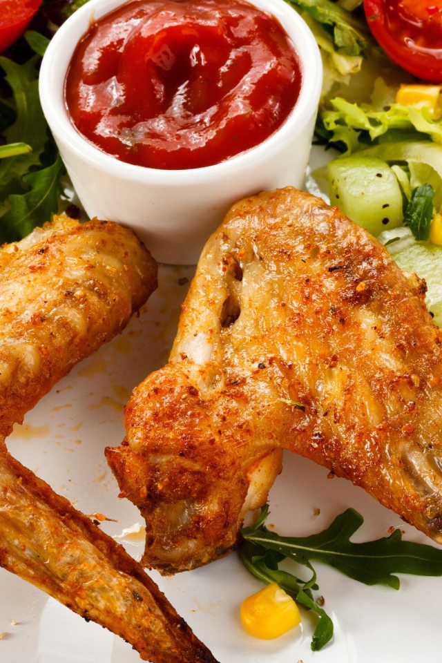 Жаренные крылышки с томатным соусом и овощами