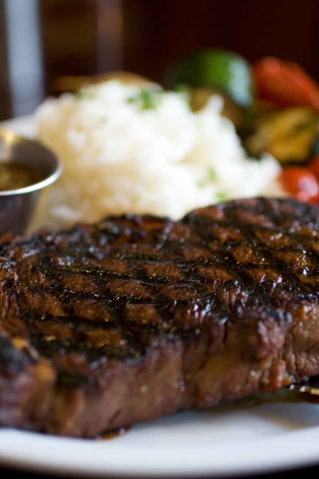 Сочный стейк с соусом