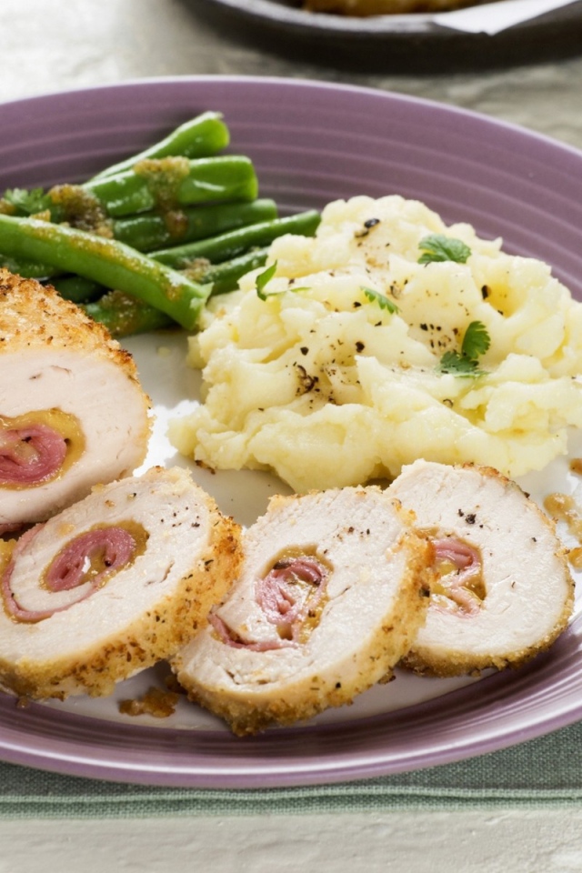 Мясной рулет с картофельным пюре