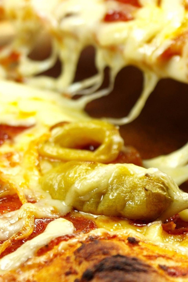 Пицца с сыром и зелеными оливками