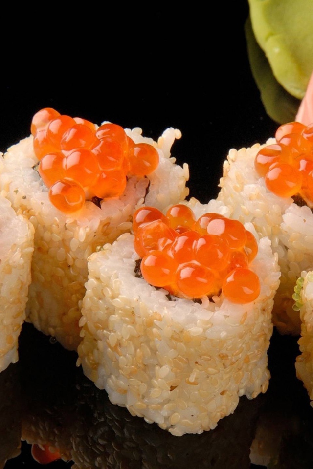 Суши из риса с красной икрой