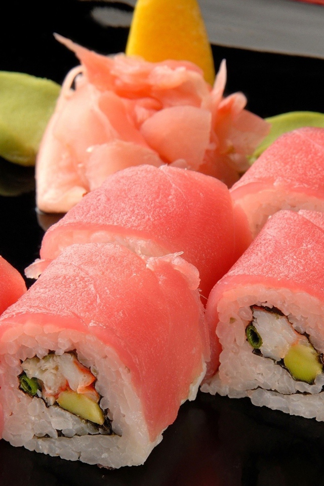Суши роллы с розовой рыбой