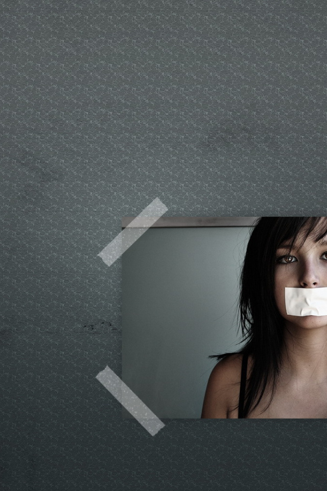 Девушка с заклеенным ртом