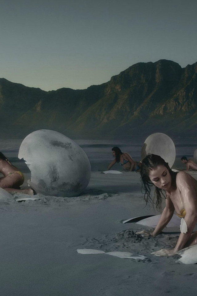 Люди выходят из яиц