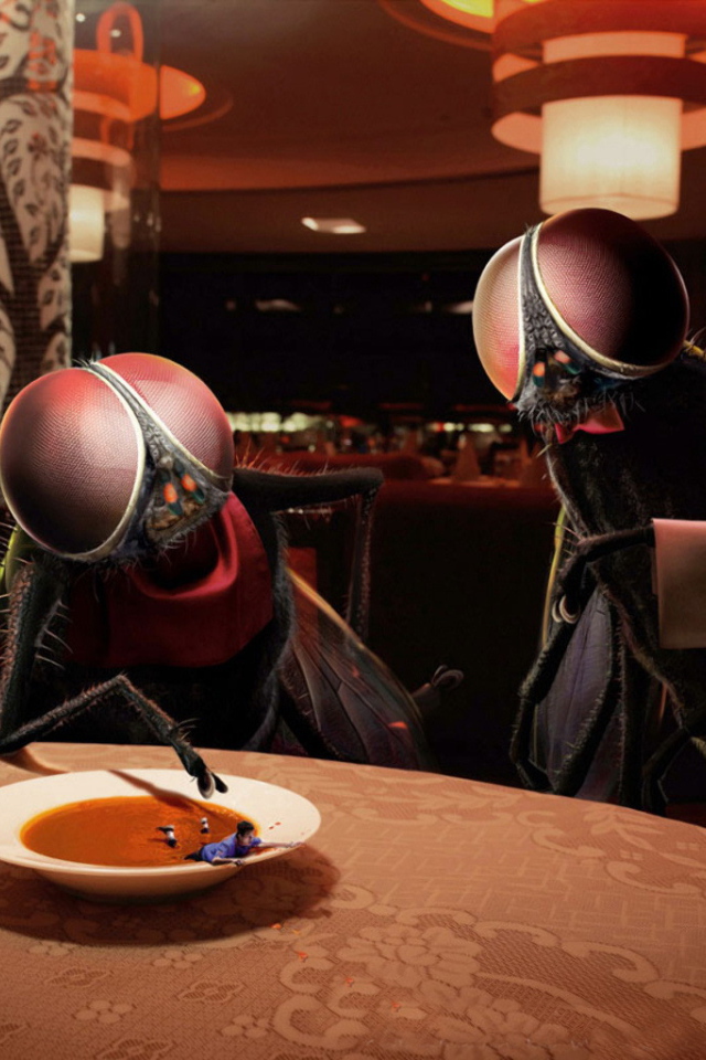 Человек в тарелке супа