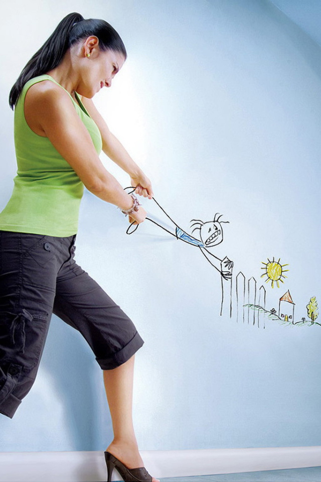 Женщина держит нарисованного человека