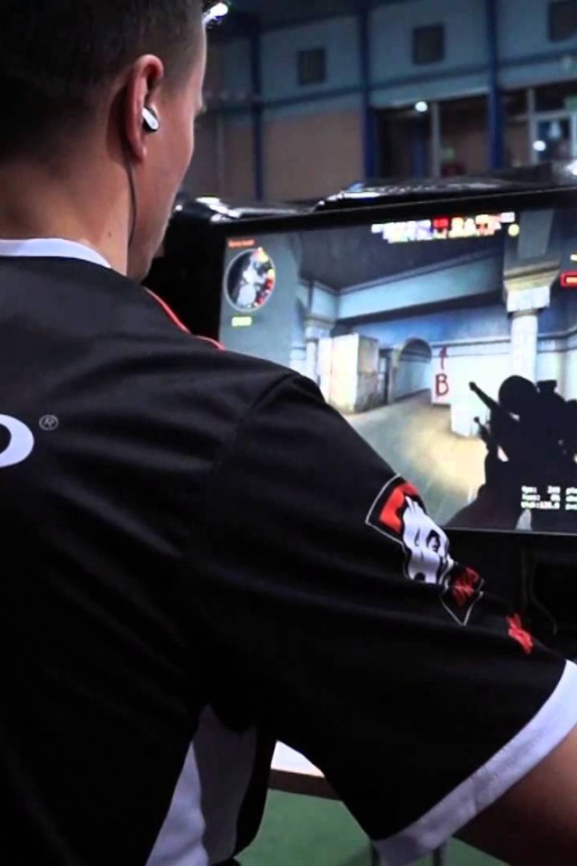 Геймер за компьютером, Virtus Pro