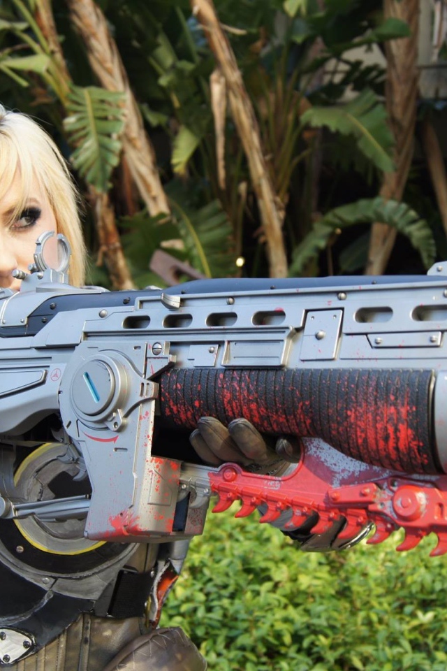 Солдат блондинка из игры Gears of War