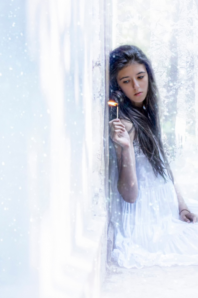 Девушка держит в руке горящую спичку