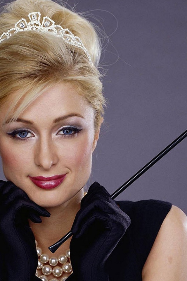 Девушка держит в руке дамский мундштук