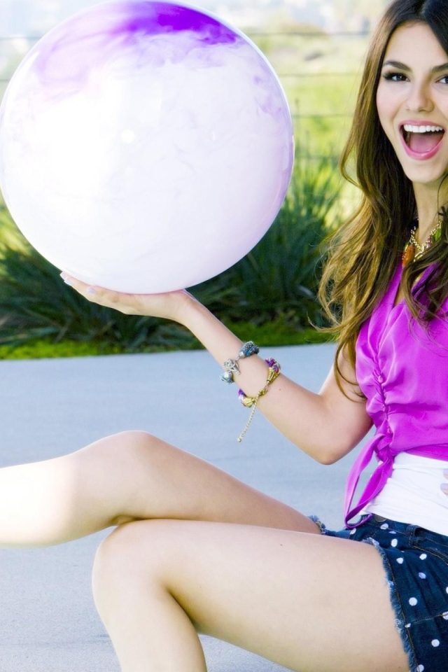 Девушка держит в руке белый шар