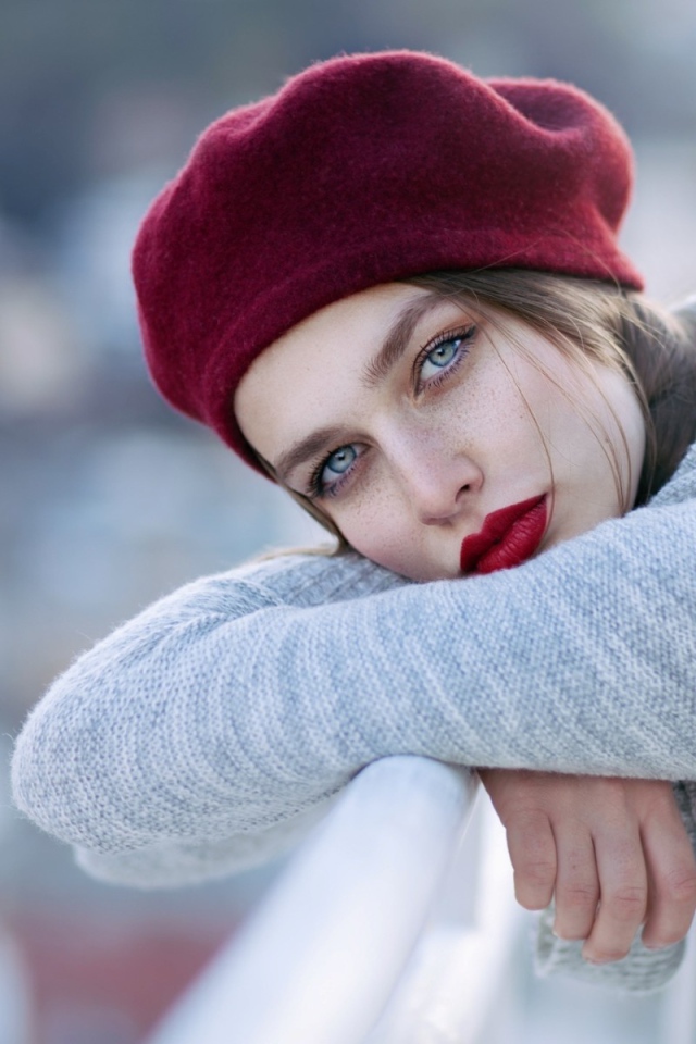 Девушка в сером свитере и красном берете