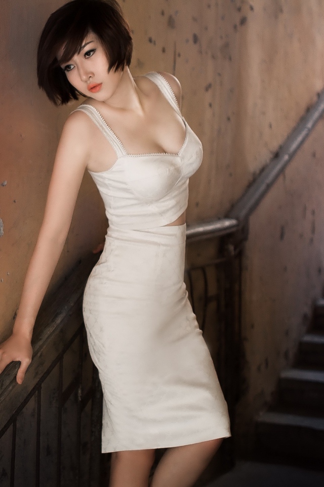Девушка в белом платье на лестнице в переходе