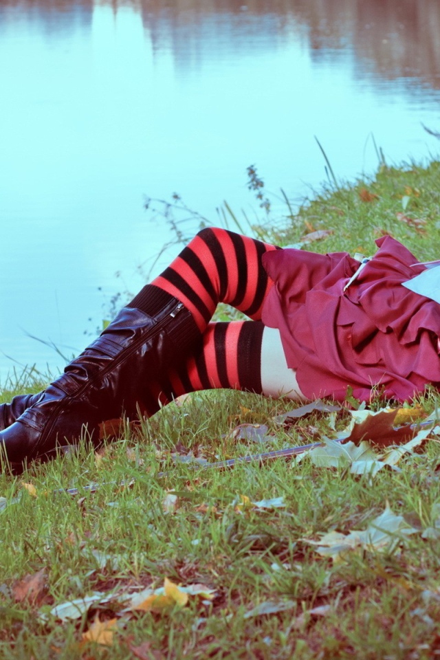 Девушка в чулках лежит на берегу