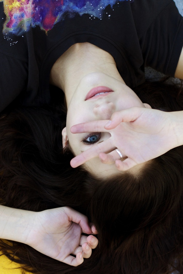 Актриса Эмили Радд лежит на спине