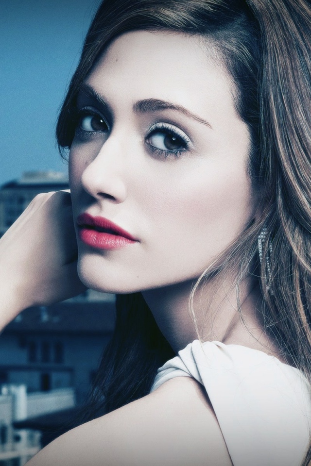 Девушка актриса Эмми Россам