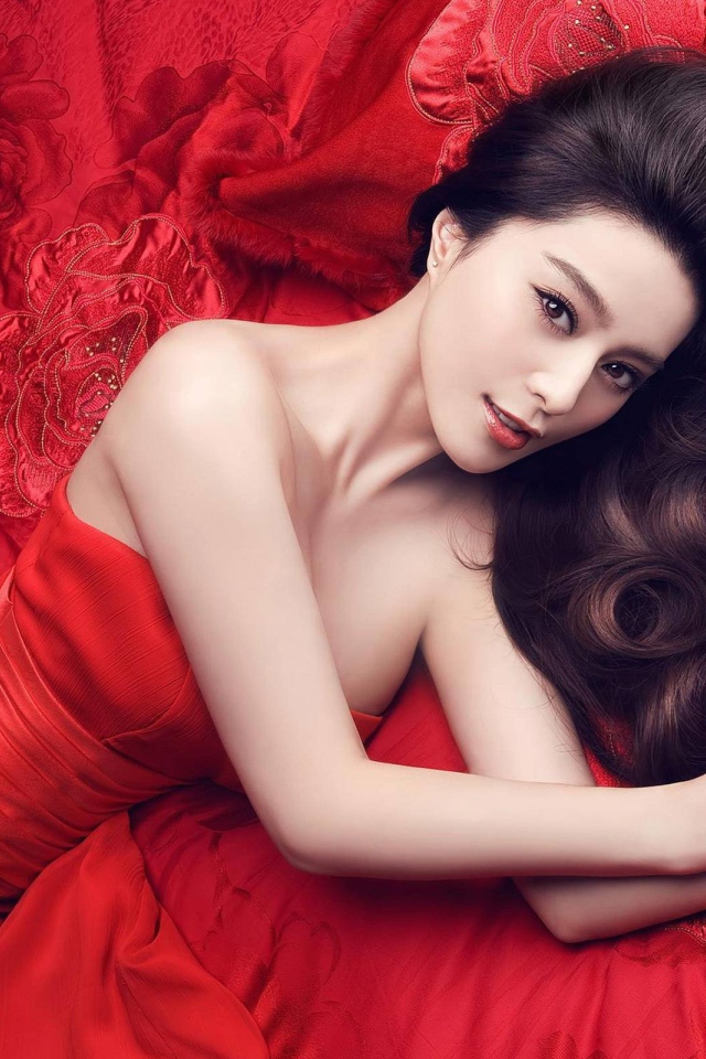 Актриса Фань Бинбин в красном платье