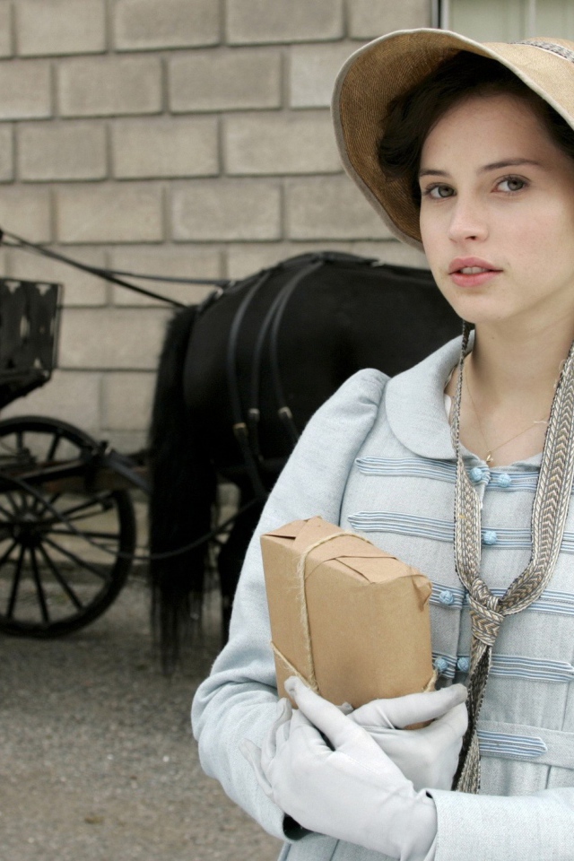 Актриса Фелисити Джонс в старинной одежде