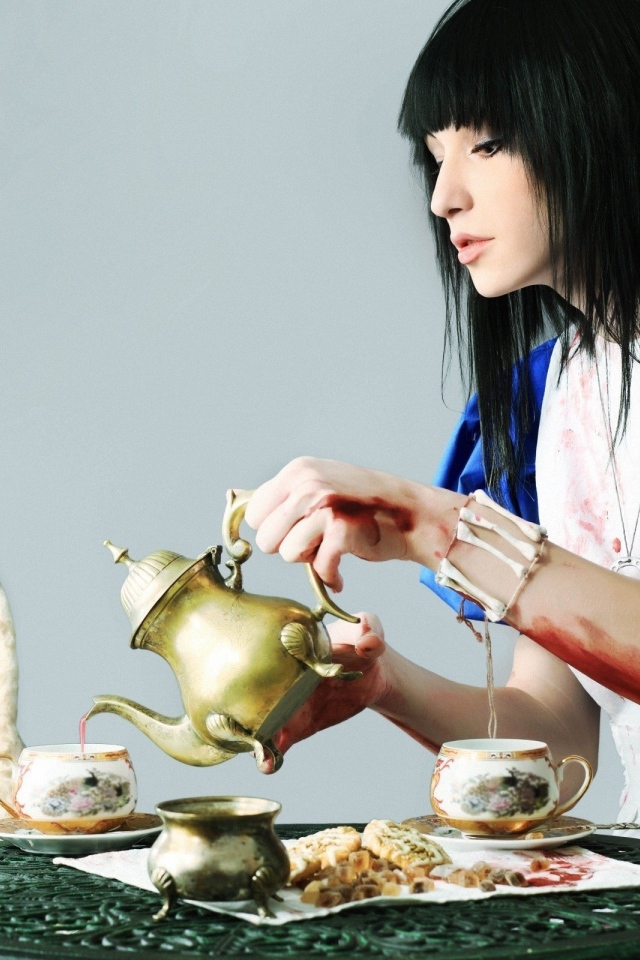 Взрослая девушка играет с куклой