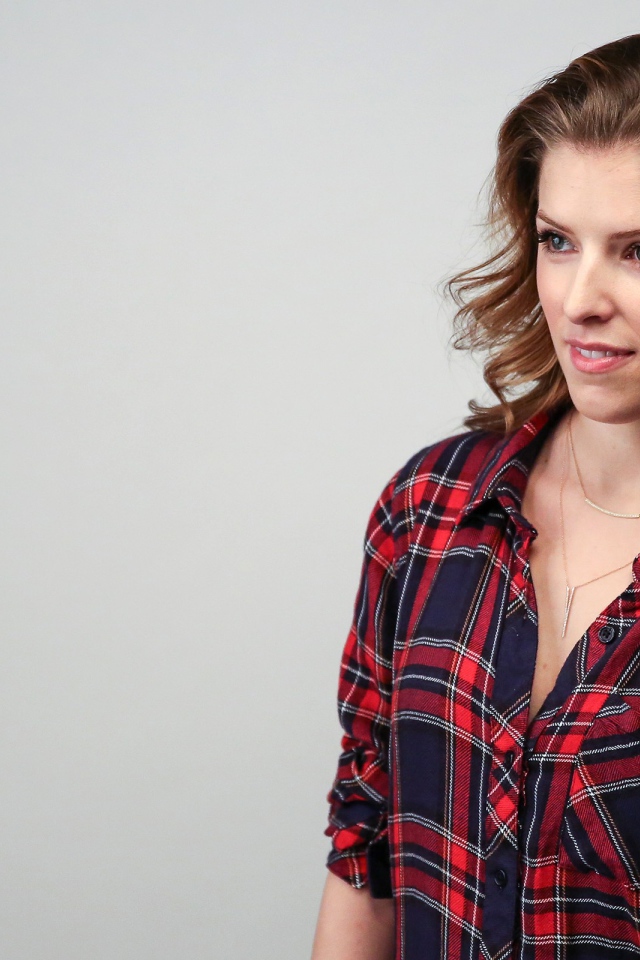 Анна Кендрик в клетчатой рубашке