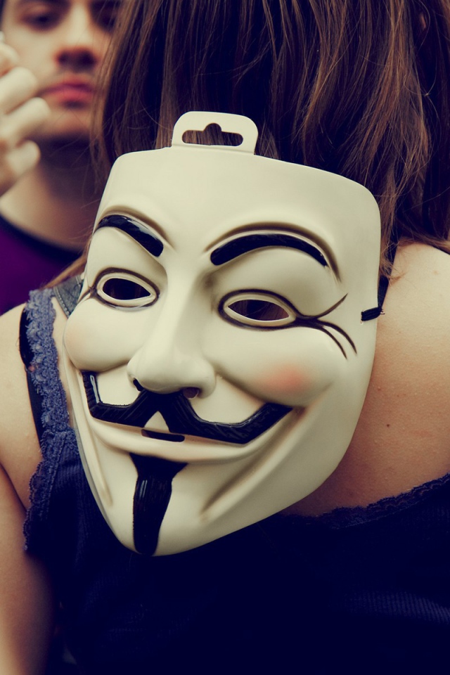 Маска Анонимуса на затылке девушки