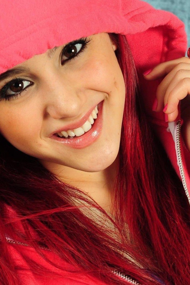 Ариана Гранде в капюшоне