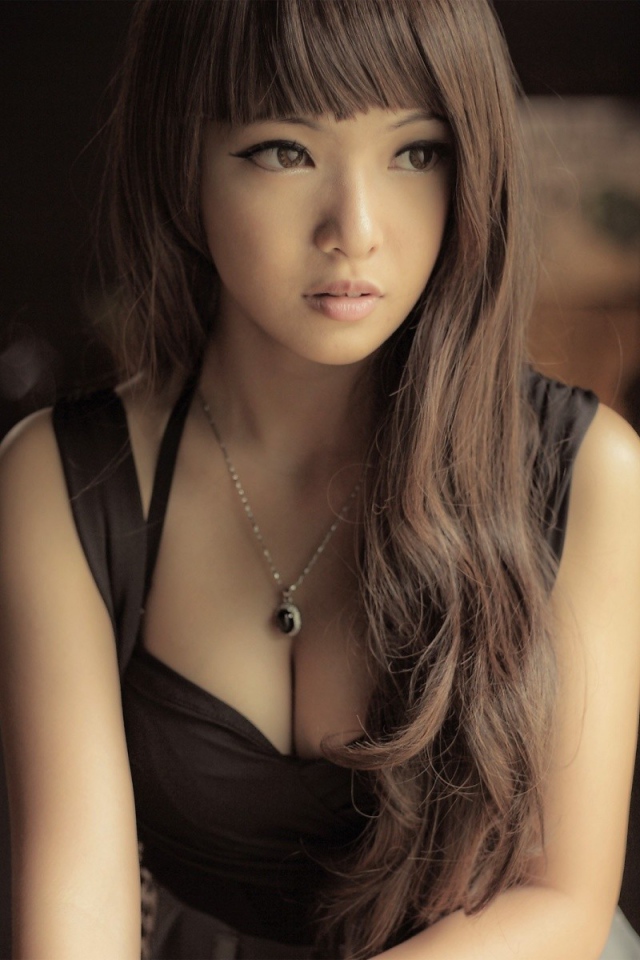 Азиатская девушка в коричневом платье