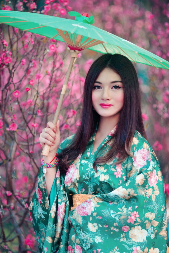 Азиатская девушка в кимоно с зеленым зонтиком