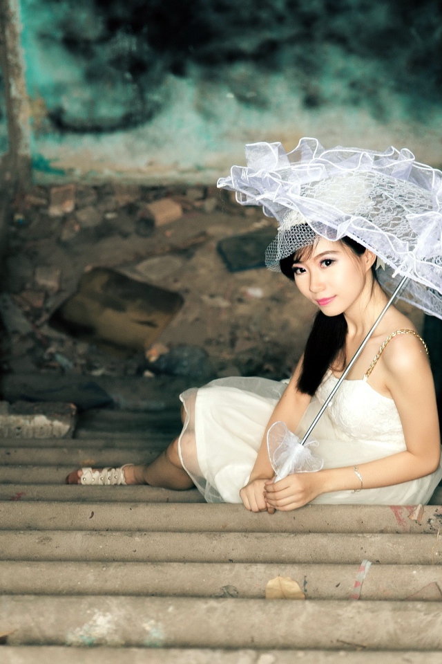 Азиатская девушка с кружевным зонтиком