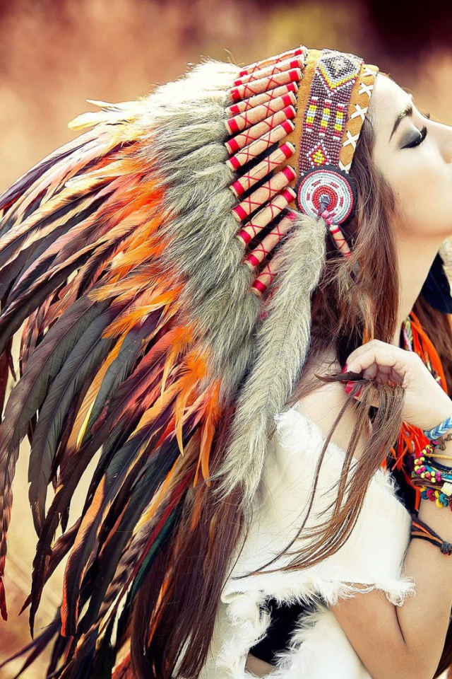 Азиатка в индейском наряде