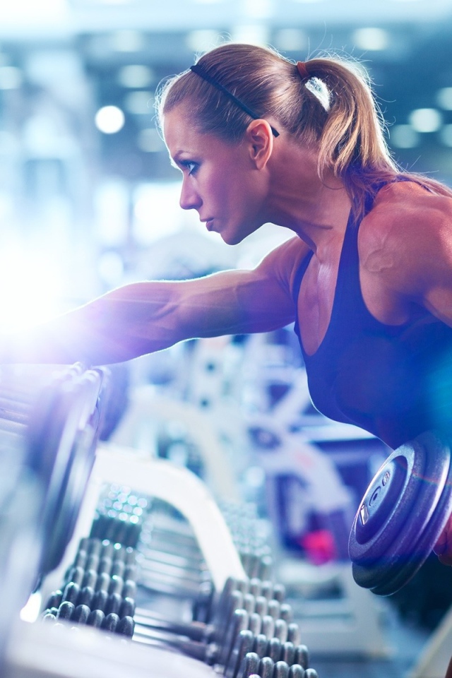 Спортивная девушка бодибилдер